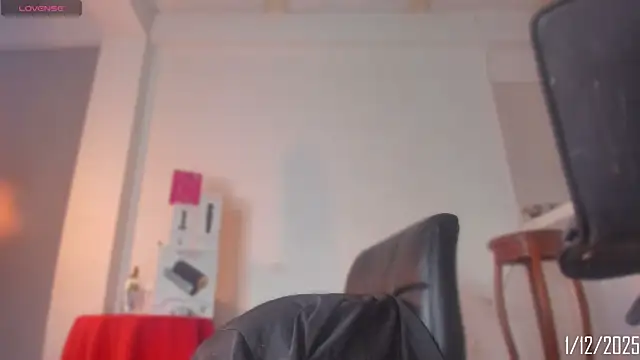 Snapshot of Chloe_cooperr chatting on 12/02/25, 07:53 Chloe cooperr online show from 12/02/25, 07:53