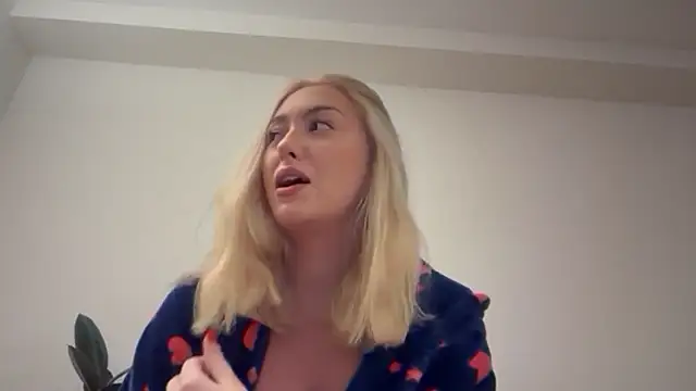 Snapshot of Kitty_Swetty chatting on 11/10/25, 10:20 Kitty Swetty online show from 11/10/25, 10:20