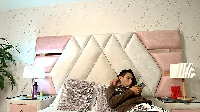 Zoelucas online show from 03/20/26, 11:48