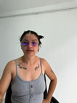 Coralinne   online show from 04/01/26, 03:20