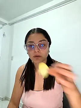 Coralinne   online show from 04/14/26, 01:00