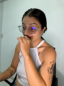 Coralinne   online show from 04/22/26, 01:30