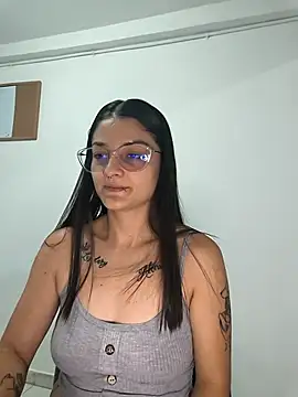 Coralinne   online show from 04/26/26, 01:03