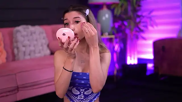 Snapshot of OdetteMason chatting on 02/12/26, 05:57 OdetteMason online show from 02/12/26, 05:57