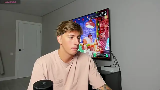 Snapshot of DaniHort chatting on 12/15/25, 09:02 DaniHort online show from 12/15/25, 09:02