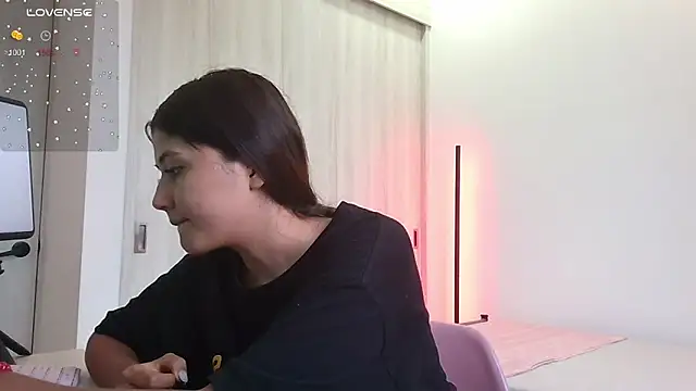 Snapshot of amy_innocent_1 chatting on 06/14/26, 10:34 amy innocent 1 online show from 06/14/26, 10:34