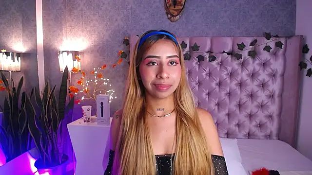 Snapshot of laila_stilwiills chatting on 11/05/25, 01:05 laila stilwiills online show from 11/05/25, 01:05