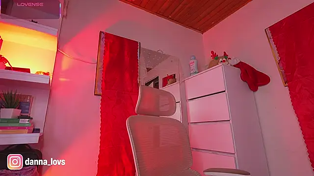 Dannaa Lovs online show from 12/16/25, 06:02