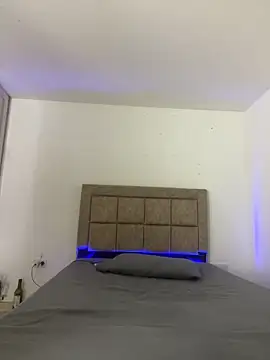 Snapshot of EmilyNoir1 chatting on 12/17/25, 12:27 EmilyNoir1 online show from 12/17/25, 12:27