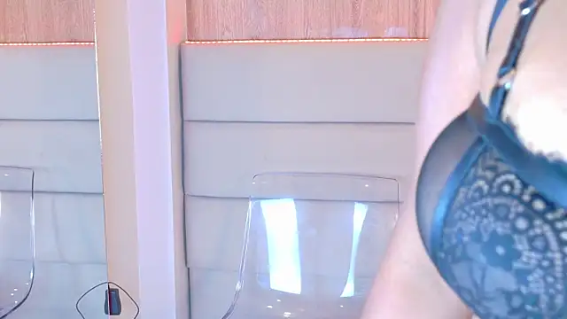 Snapshot of LanaRozz chatting on 09/18/25, 08:00 LanaRozz online show from 09/18/25, 08:00