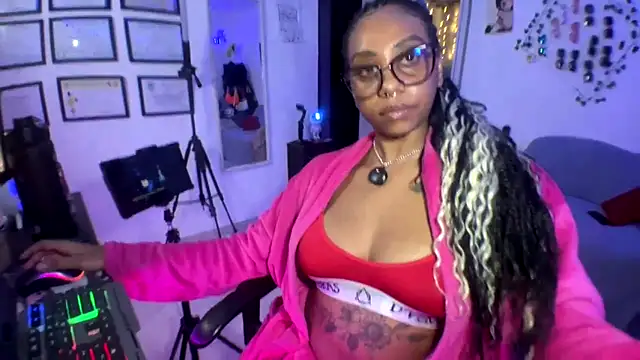 Snapshot of anasasuga chatting on 09/19/25, 12:12 anasasuga online show from 09/19/25, 12:12