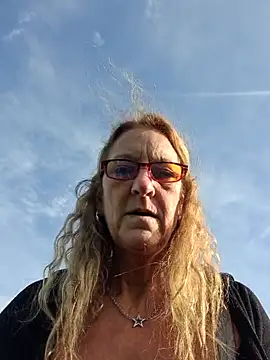 Snapshot of HotWifeLyn68 chatting on 11/05/25, 12:05 HotWifeLyn68 online show from 11/05/25, 12:05