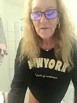 Snapshot of HotWifeLyn68 chatting on 12/03/25, 02:37 HotWifeLyn68 online show from 12/03/25, 02:37