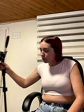 Snapshot of Karen18_boobs chatting on 09/16/25, 02:01 Karen18 boobs online show from 09/16/25, 02:01