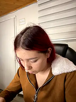 Snapshot of Karen18_boobs chatting on 10/11/25, 02:11 Karen18 boobs online show from 10/11/25, 02:11