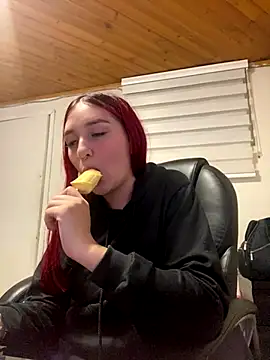 Snapshot of Karen18_boobs chatting on 10/16/25, 01:17 Karen18 boobs online show from 10/16/25, 01:17