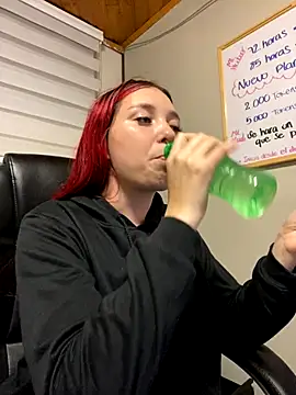 Snapshot of Karen18_boobs chatting on 10/17/25, 01:31 Karen18 boobs online show from 10/17/25, 01:31