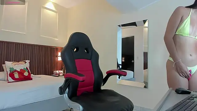 AURORAMARTIN2 online show from 12/03/25, 12:47