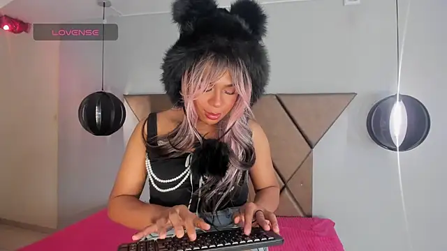 Snapshot of Sol_Vanegas chatting on 09/25/25, 12:09 Sol Vanegas online show from 09/25/25, 12:09