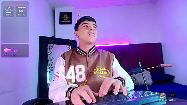 Snapshot of Lucass_love chatting on 09/16/25, 01:23 Lucass love online show from 09/16/25, 01:23