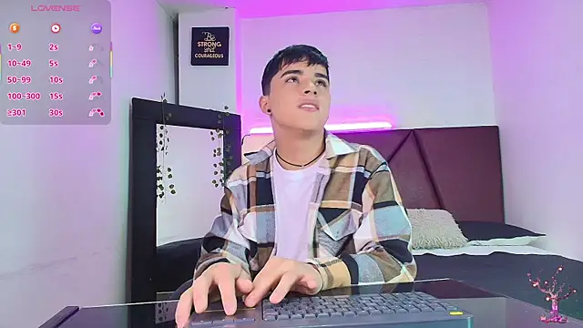 Snapshot of Lucass_love chatting on 10/09/25, 01:20 Lucass love online show from 10/09/25, 01:20