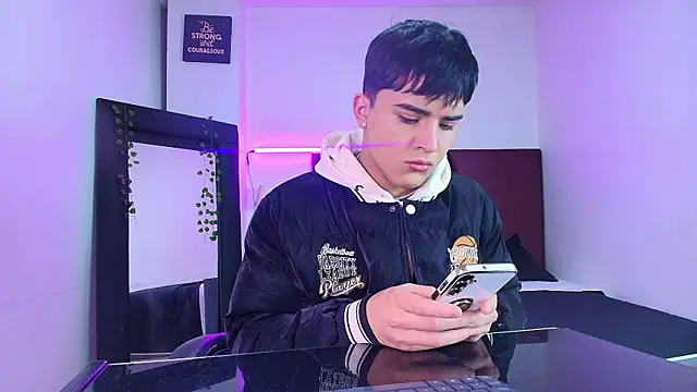 Snapshot of Lucass_love chatting on 10/13/25, 01:33 Lucass love online show from 10/13/25, 01:33