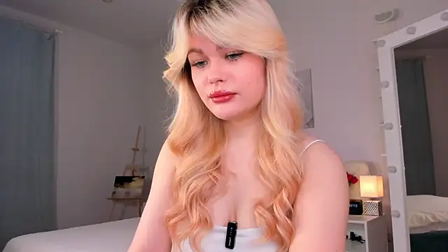 Snapshot of ShyEmma_ chatting on 05/15/26, 01:01 ShyEmma online show from 05/15/26, 01:01