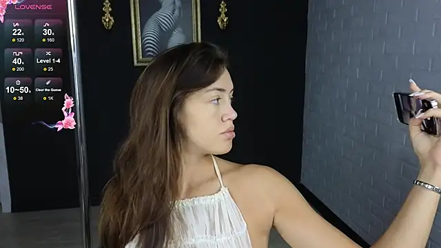 Snapshot of SaraMoren0 chatting on 10/15/25, 05:18 SaraMoren0 online show from 10/15/25, 05:18