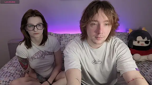 Snapshot of ellen_and_danny chatting on 10/19/25, 05:02 ellen and danny online show from 10/19/25, 05:02