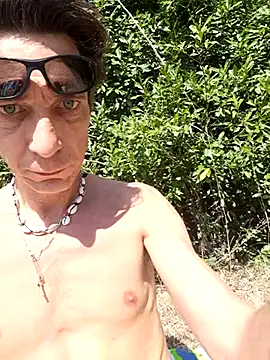 Snapshot of KalendaXL chatting on 10/13/25, 12:49 KalendaXL online show from 10/13/25, 12:49