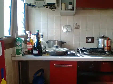 Snapshot of KalendaXL chatting on 10/27/25, 12:20 KalendaXL online show from 10/27/25, 12:20