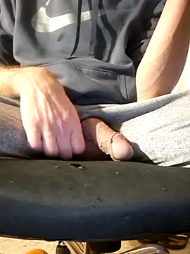 Snapshot of KalendaXL chatting on 12/20/25, 12:51 KalendaXL online show from 12/20/25, 12:51