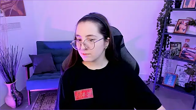 Snapshot of VirtuallVoyant chatting on 09/30/25, 05:01 VirtuallVoyant online show from 09/30/25, 05:01