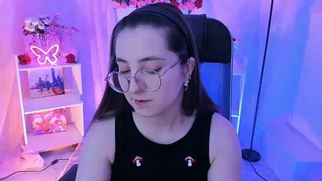 Snapshot of VirtuallVoyant chatting on 10/21/25, 04:46 VirtuallVoyant online show from 10/21/25, 04:46