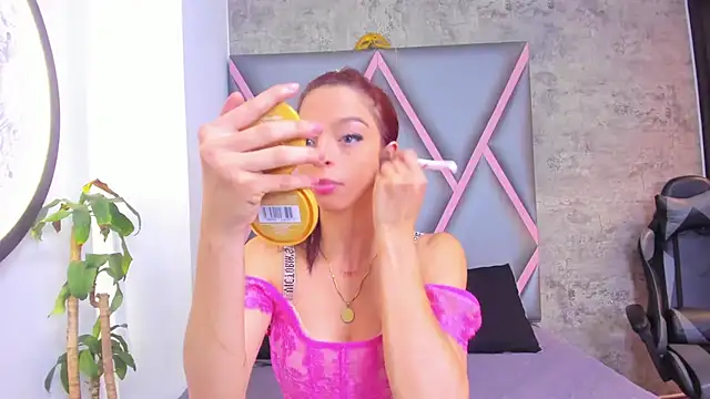 Snapshot of Quee_Sophine chatting on 12/17/25, 07:42 Quee Sophine online show from 12/17/25, 07:42