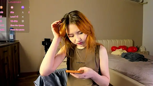 Snapshot of Clarity_Yumi chatting on 12/15/25, 02:54 Clarity Yumi online show from 12/15/25, 02:54