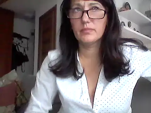 Snapshot of Elena48324 chatting on 11/08/25, 01:00 Elena48324 online show from 11/08/25, 01:00