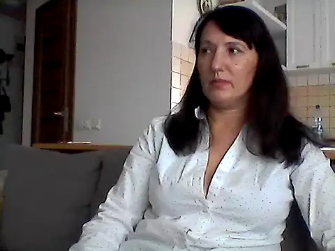 Snapshot of Elena48324 chatting on 11/15/25, 11:18 Elena48324 online show from 11/15/25, 11:18