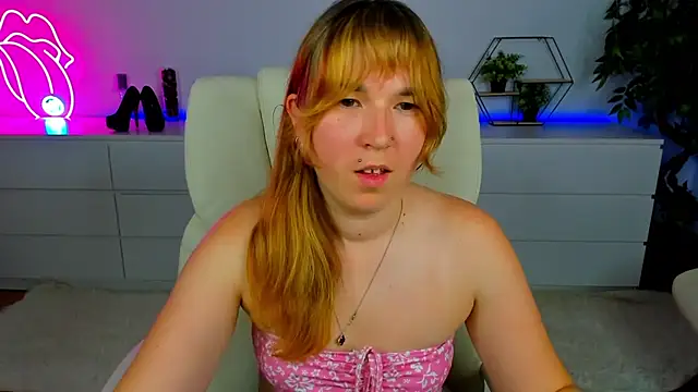 Snapshot of Sofii_darling chatting on 10/20/25, 04:18 Sofii darling online show from 10/20/25, 04:18