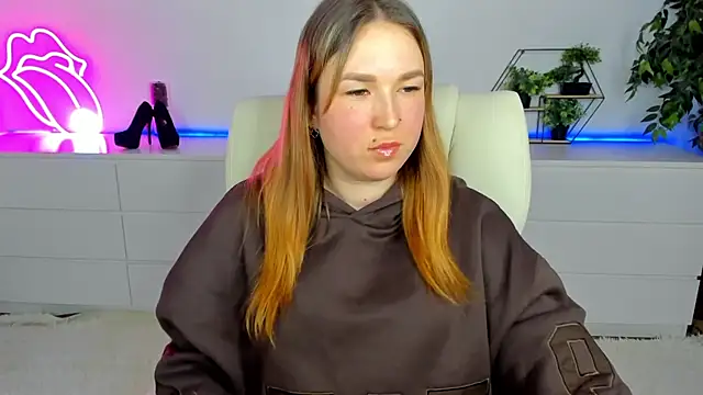 Snapshot of Sofii_darling chatting on 02/18/26, 05:31 Sofii darling online show from 02/18/26, 05:31