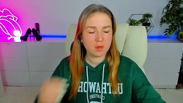 Snapshot of Sofii_darling chatting on 02/19/26, 05:42 Sofii darling online show from 02/19/26, 05:42