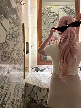 Snapshot of winter11 chatting on 09/20/25, 06:47 winter11 online show from 09/20/25, 06:47