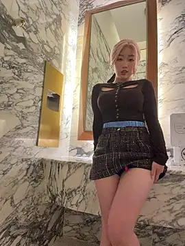 Snapshot of winter11 chatting on 10/04/25, 08:12 winter11 online show from 10/04/25, 08:12