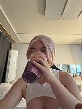 Snapshot of winter11 chatting on 10/26/25, 02:56 winter11 online show from 10/26/25, 02:56