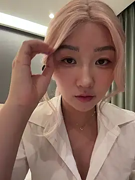 Snapshot of winter11 chatting on 10/27/25, 01:59 winter11 online show from 10/27/25, 01:59