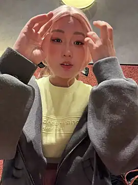 Snapshot of winter11 chatting on 11/13/25, 04:44 winter11 online show from 11/13/25, 04:44