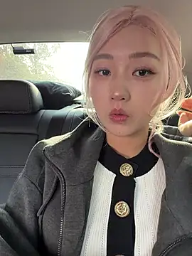 Snapshot of winter11 chatting on 11/20/25, 01:50 winter11 online show from 11/20/25, 01:50