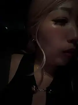 Snapshot of winter11 chatting on 11/26/25, 03:35 winter11 online show from 11/26/25, 03:35