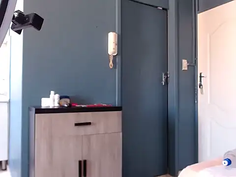 Snapshot of CuteHugeAxx chatting on 10/03/25, 12:35 CuteHugeAxx online show from 10/03/25, 12:35