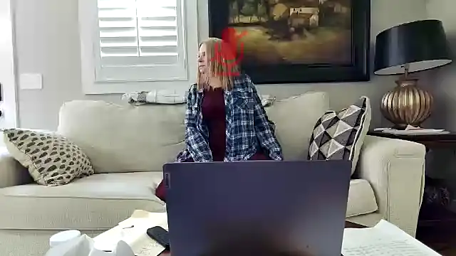 Snapshot of JulieHolliday chatting on 11/04/25, 08:19 JulieHolliday online show from 11/04/25, 08:19